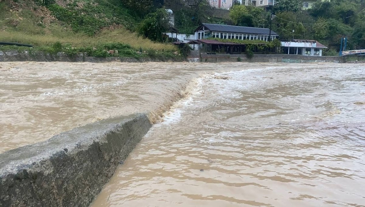 Zonguldak’ta fırtına: Şehir merkezinden geçen iki derede taşma riski