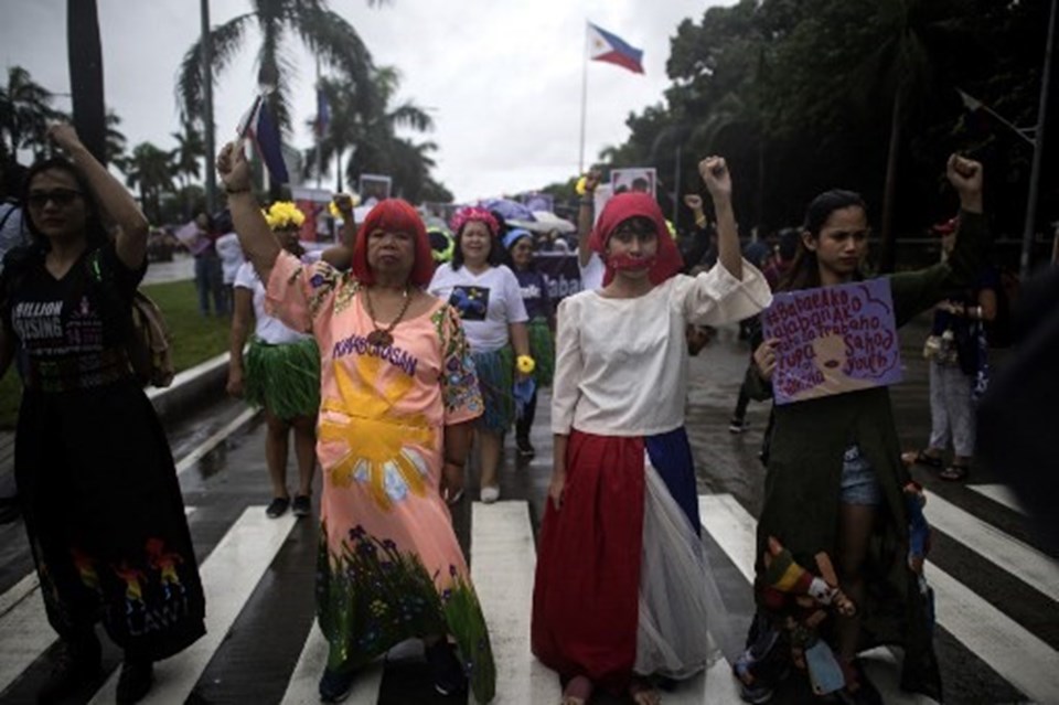 Filipinli kadınlardan işçi kızı dudağından öpen Duterte'ye protesto - 1