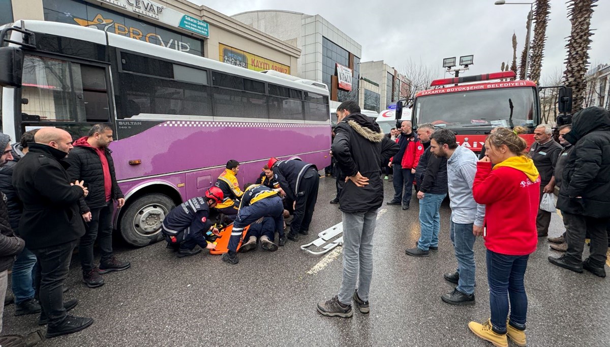 Sakarya'da feci kaza: Geri manevra yapan otobüsün altında kaldı