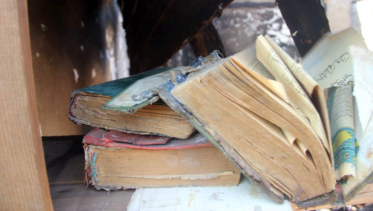 Evi yandı, çatısı çöktü: Kur'an-ı Kerim'ler sapasağlam kaldı