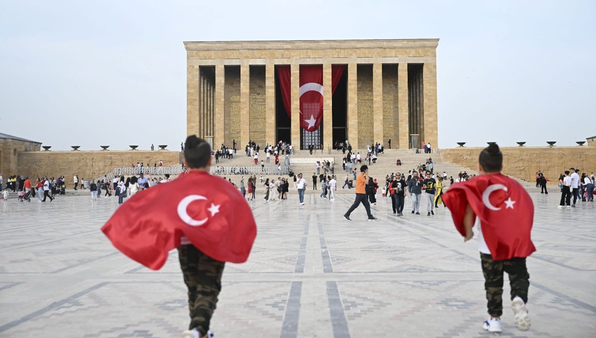 23 Nisan'da Anıtkabir'i 100 bini aşkın kişi ziyaret etti