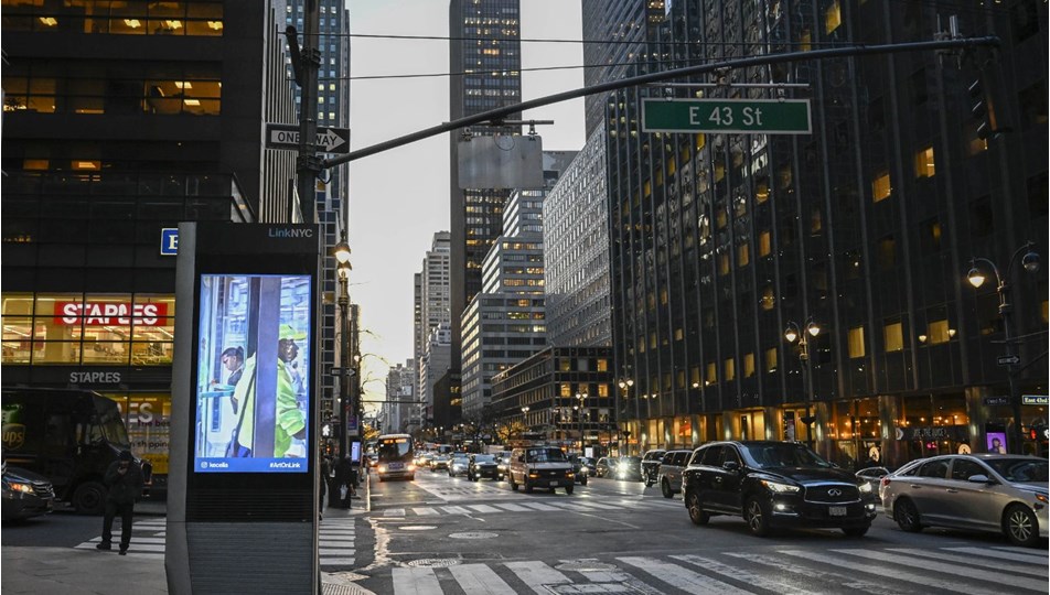 New York'ta reklam panolarında ilk kez bir Türk sanatçının eserleri sergilendi