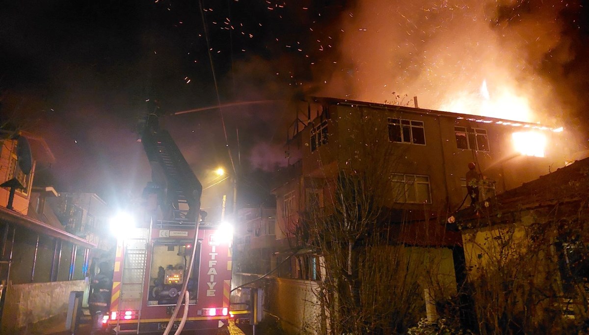 Sakarya'da yangın: 3 katlı bina alevlere teslim oldu