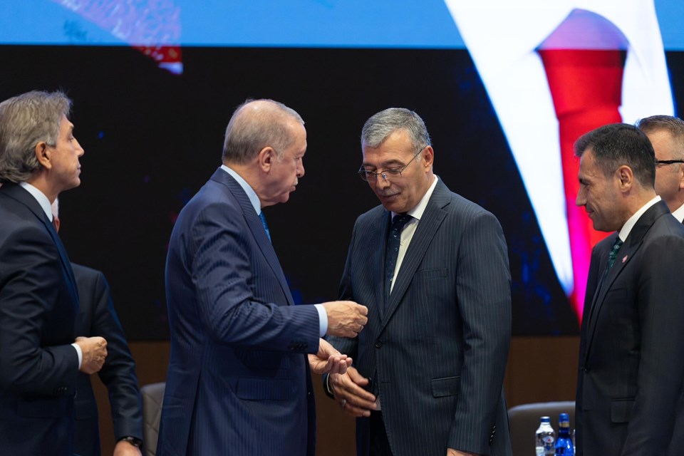 Cumhurbaşkanı Erdoğan, AK Parti'ye katılan iki belediye başkanına rozet taktı - 2