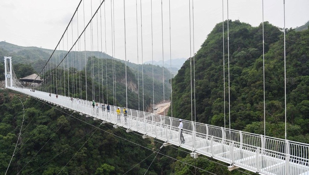 Dünyanın en uzun cam köprüsü Vietnam'da açıldı