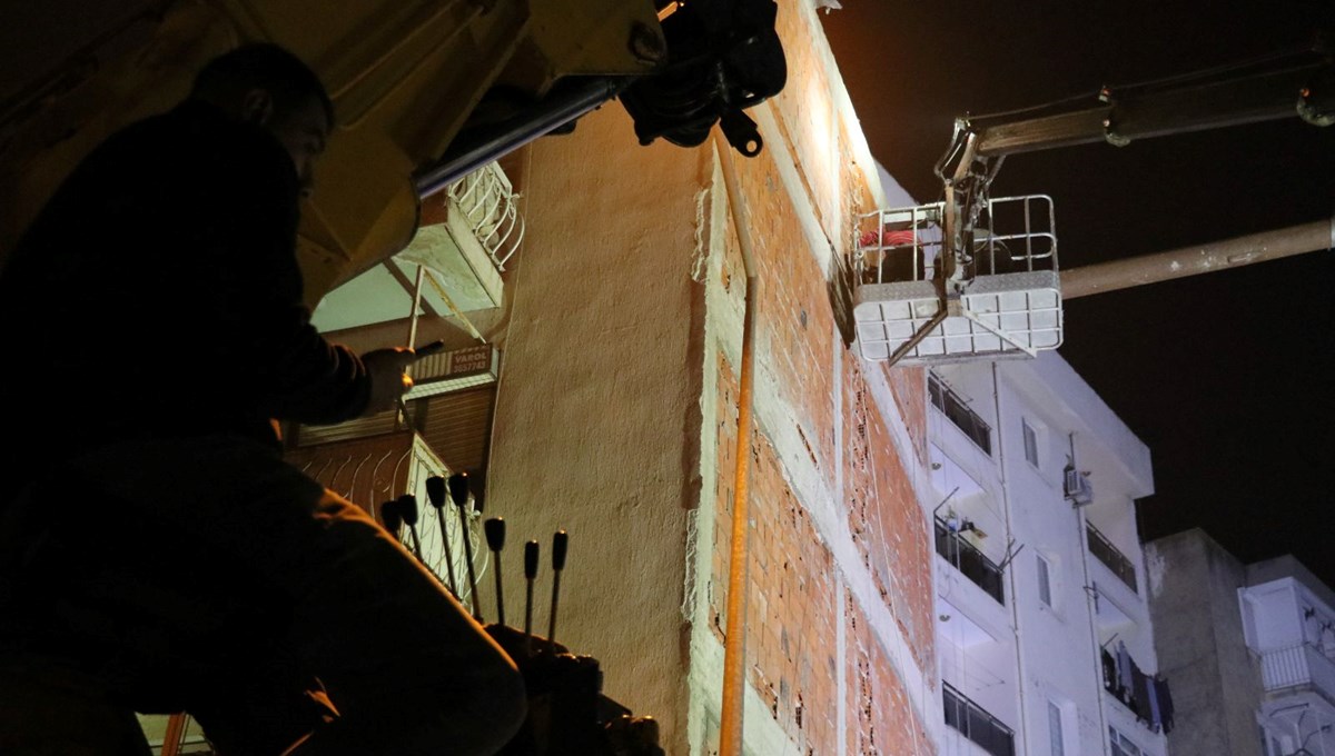 Temel kazısı sırasında yan binada kayma: 5 apartmanda 55 daire tahliye edildi