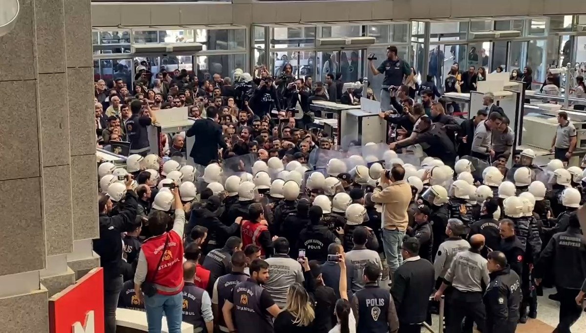 Çağlayan Adliyesi'nde Van gerginliği: 14 avukata gözaltı Çağlayan Adliyesi'nde Van gerginliği: 14 avukata gözaltı