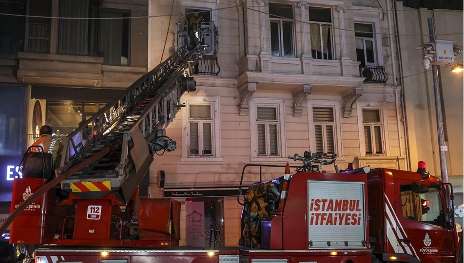 Beyoğlu'nda iş merkezinde yangın