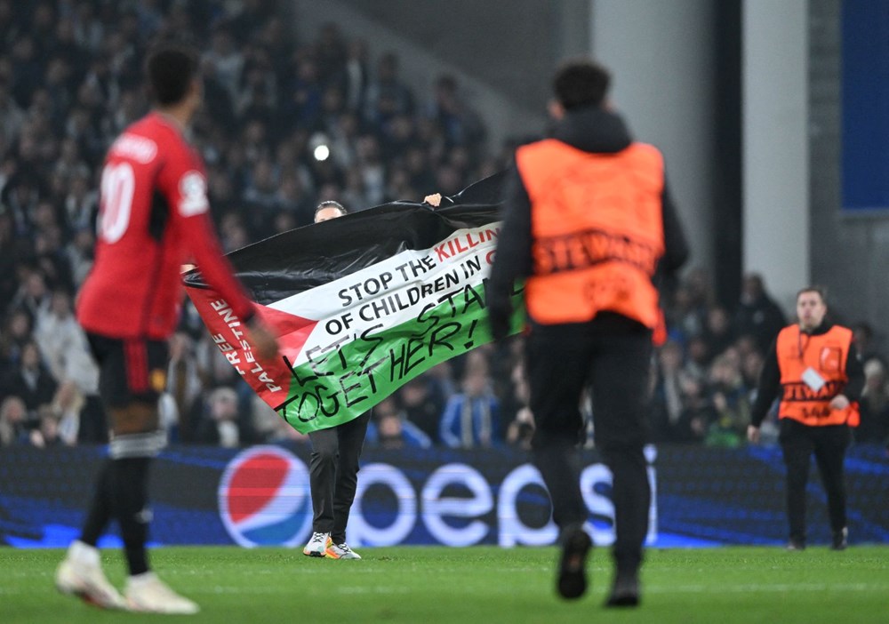 Şampiyonlar Ligi maçında sahaya inen taraftar Filistin bayrağı açtı - 5