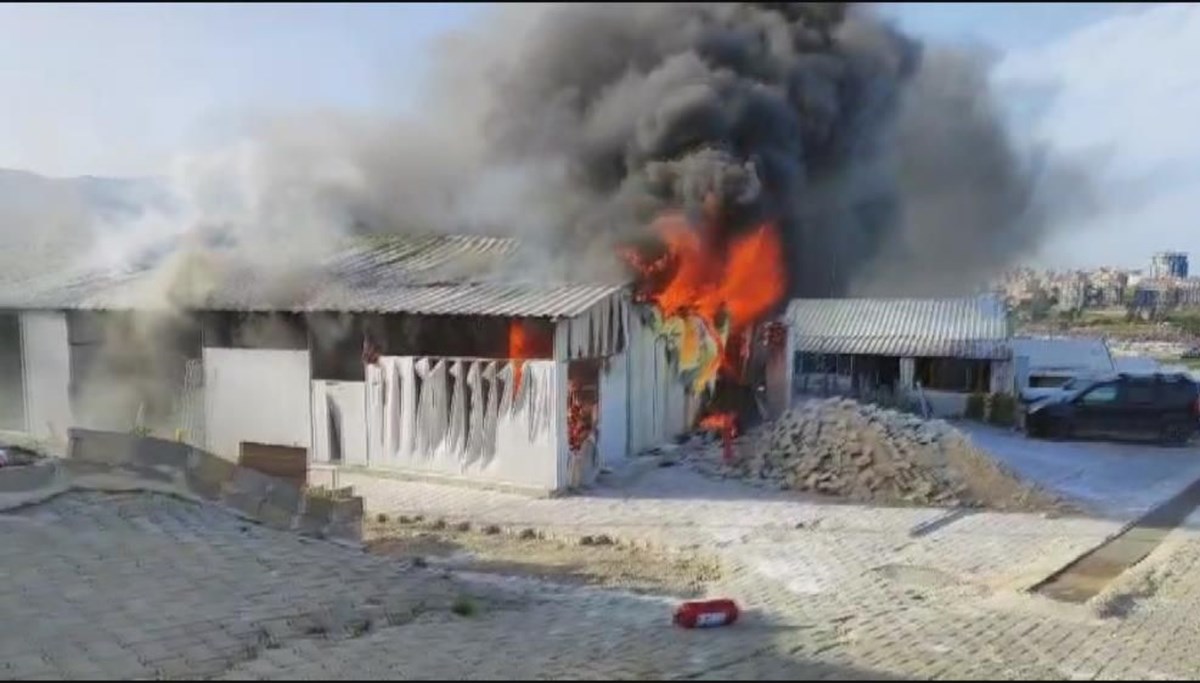 Hatay’da yangın: Depremzedelerin kaldığı prefabrik evler alevlere teslim oldu