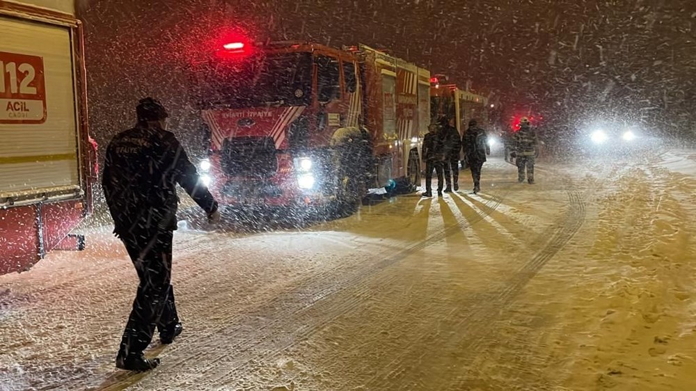 Gaziantep'te kar yağışı hayatı durdurdu: TAG otoyolunda mahsur kalan 2 bin kişi kurtarıldı - 5