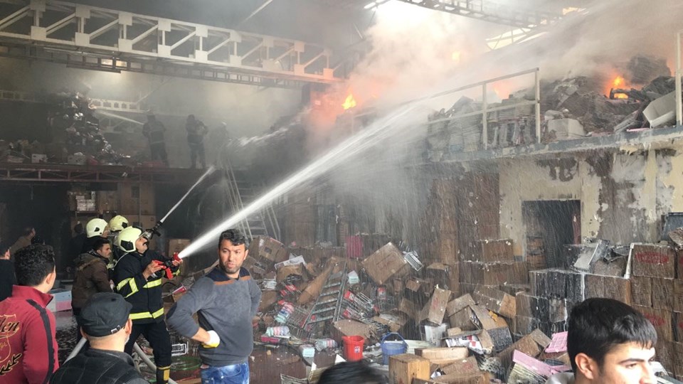 Adana’da korkutan depo yangını - 1