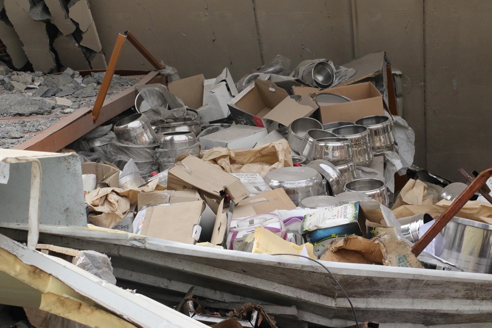 Kahramanmaraş'ta depremde hasar gören fabrika çöktü: 1 ölü - 1