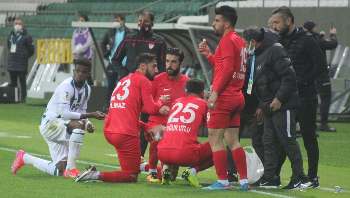 Maçtaki sakatlık sırasında futbolcular oruçlarını açtılar