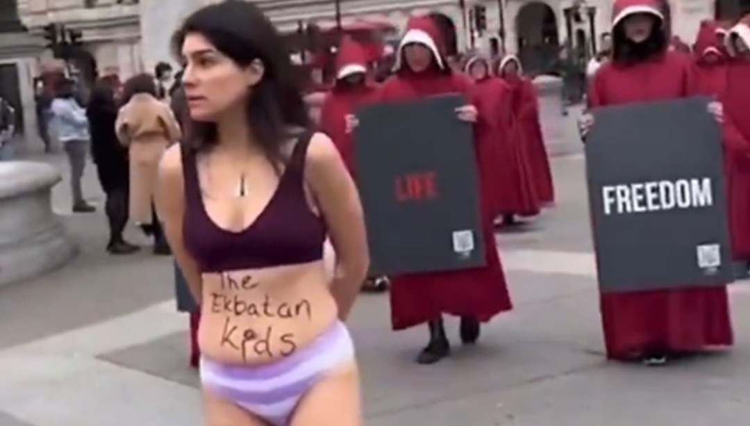 İran'daki özgürlük protestosu Londra'ya sıçradı | Soyunarak tepki gösterdiler: "Bu bizim bedenimiz!"