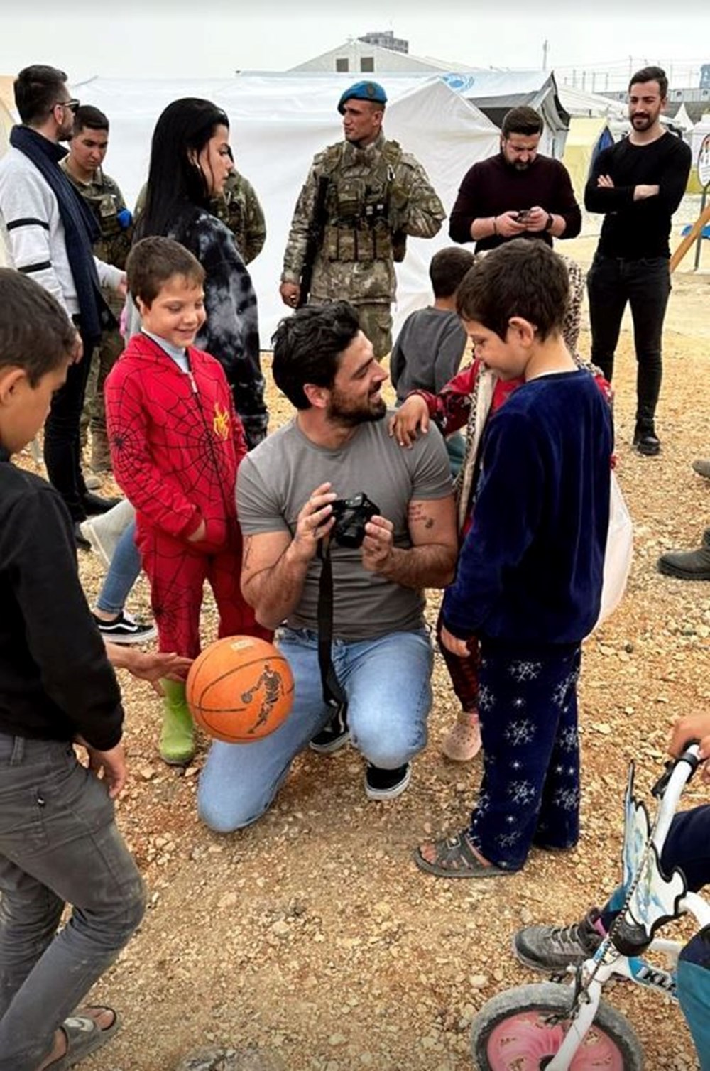 İtalyan oyuncu Michele Morrone deprem bölgesinde - 3