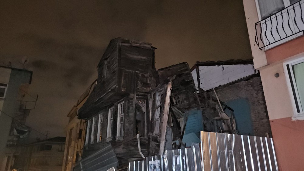 İstanbul'da fırtına: Çatılar uçtu, ağaçlar devrildi - 1