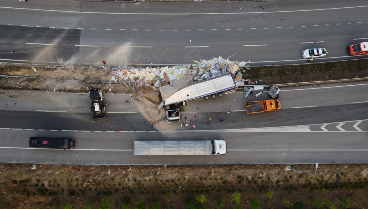 Bilecik'te devrilen TIR'ın sürücüsü yaralandı