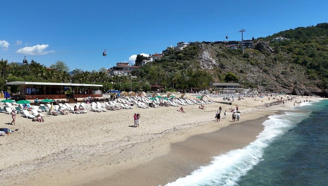 Güneşli havayı gören plajları doldurdu: Denizin keyfini çıkardılar