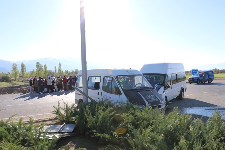 Erzincan'da iki minibüs çarpıştı: 12 yaralı - 1