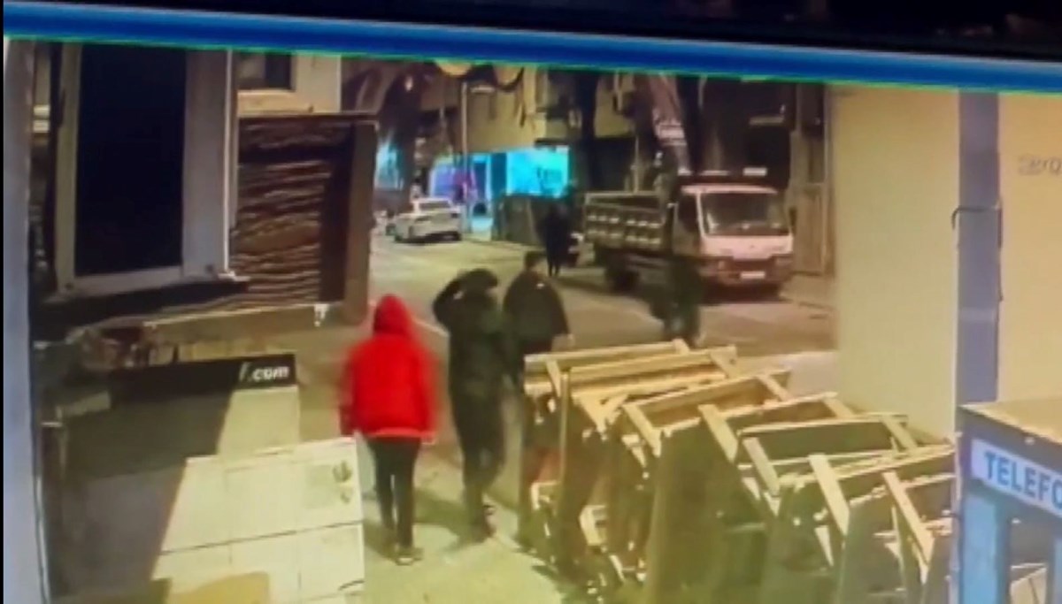 Avcılar’da evde hırsızlık: Iraklı adamı ellerini ve ayaklarını bağlayıp soydular Avcılar’da evde hırsızlık: Iraklı adamı ellerini ve ayaklarını bağlayıp soydular