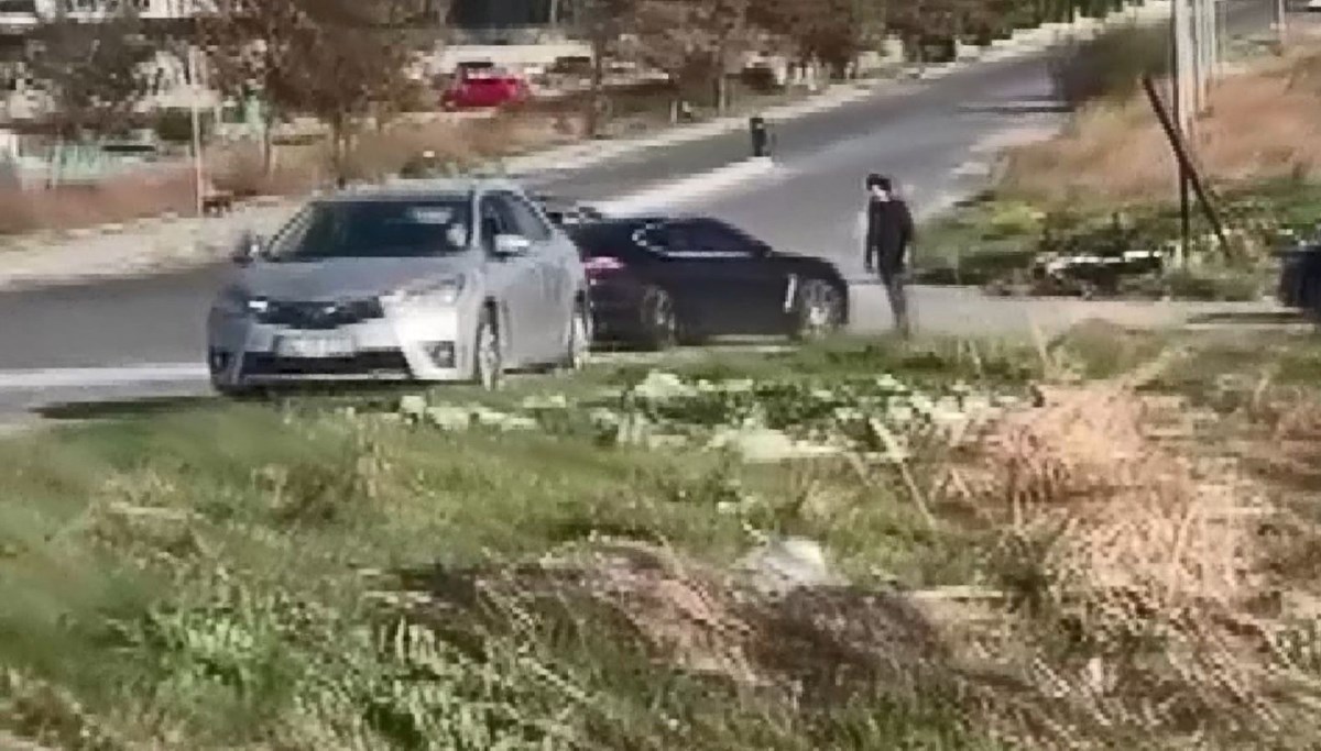 Büyükçekmece'de ilginç tartışma: Otomobiliyle husumetlisinin aracına defalarca çarptı! Büyükçekmece'de ilginç tartışma: Otomobiliyle husumetlisinin aracına defalarca çarptı!