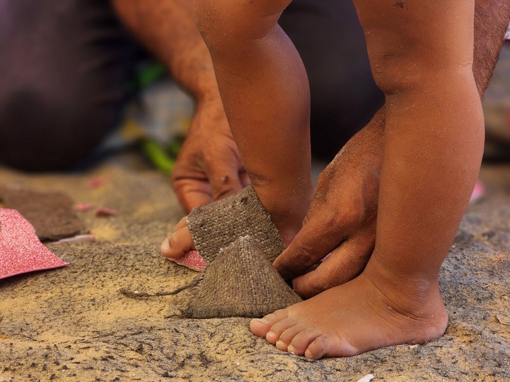 Fələstinli ayaqqabıçı İsrailin hücumu altında olan Qəzzada uşaqlar üçün taxta başmaq düzəldir - 13