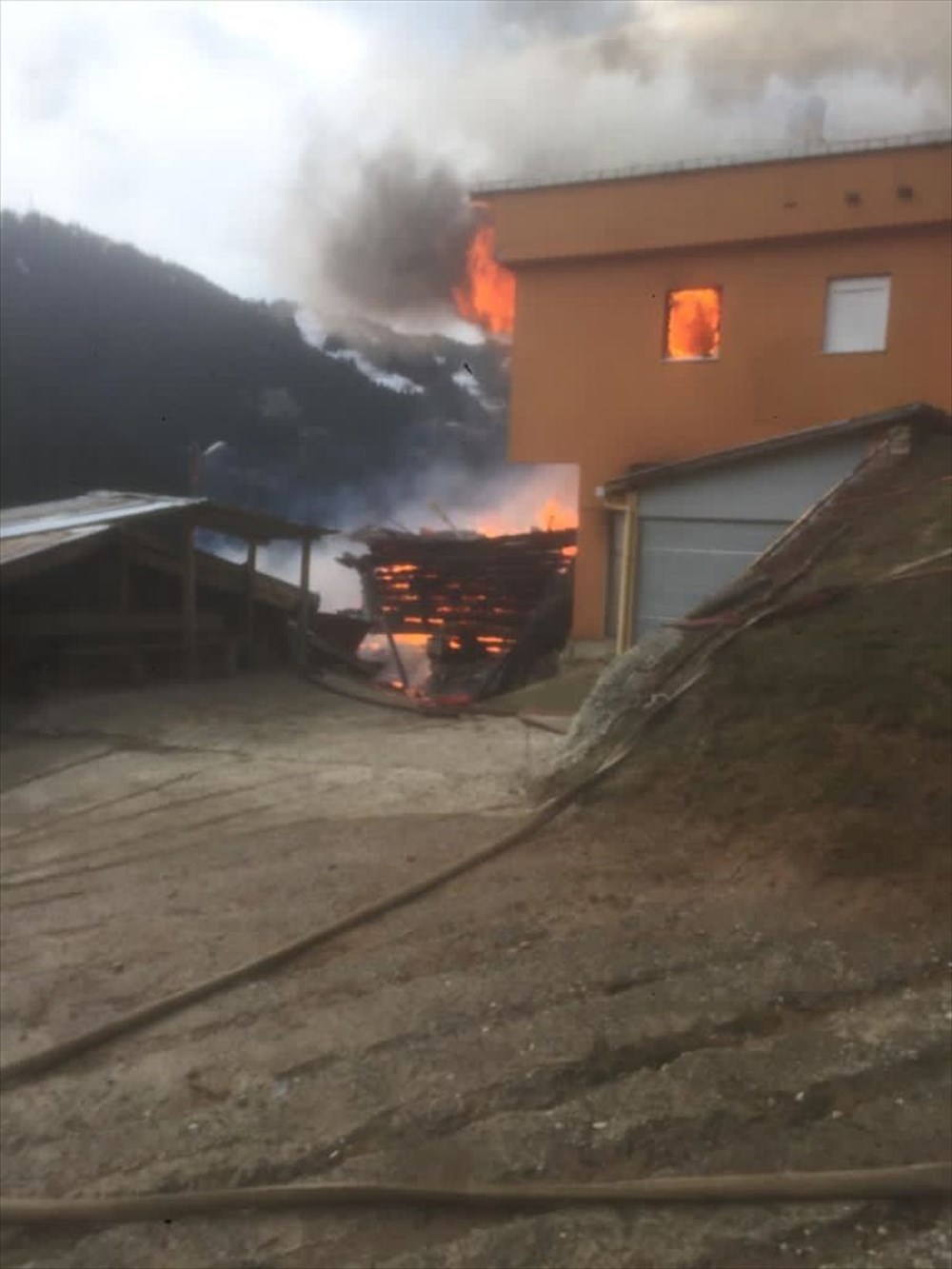 Rize'de Gölyayla köyünde çıkan yangına müdahale ediliyor - 3