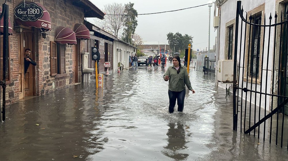 İzmir'de sağanak yağış yolları göle çevirdi - 2