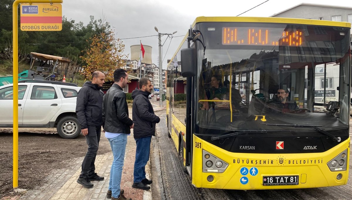 Mahalleye 5 yıl sonra gelen otobüsü böyle karşıladılar