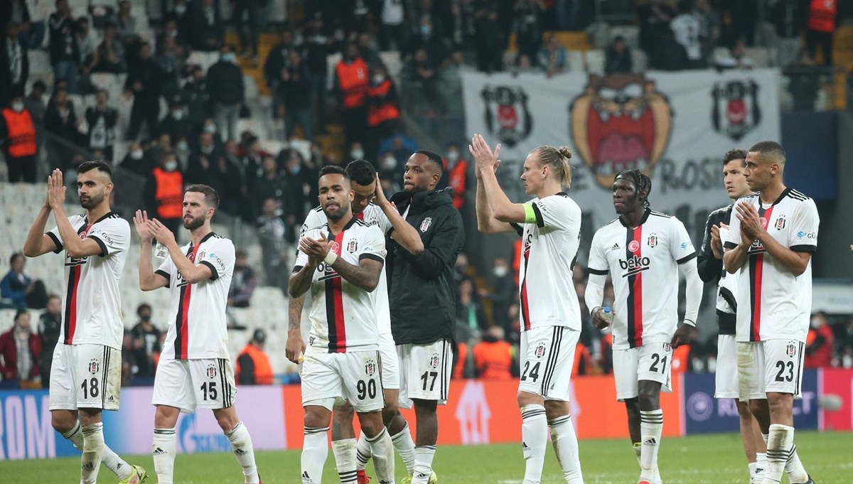 Beşiktaş taraftarından maç sonu destek Beşiktaş taraftarından maç sonu destek