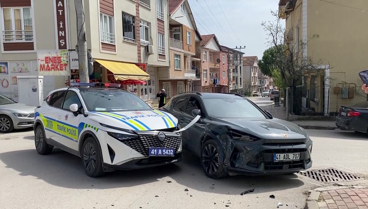 Kocaeli'de polis otosu ile otomobil çarpıştı