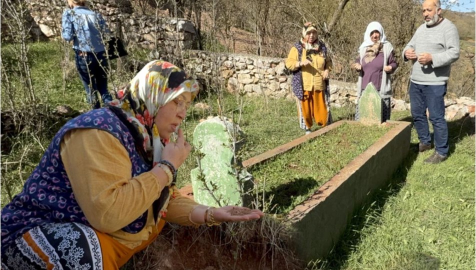 200 yıllık gelenek: Türbenin toprağını yiyerek dua ediyorlar