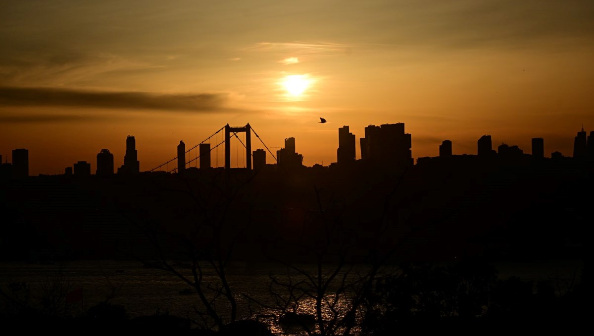İstanbul’da güneş yakacak! AKOM saat verip yüksek sıcaklık uyarısı yaptı İstanbul’da güneş yakacak! AKOM saat verip yüksek sıcaklık uyarısı yaptı