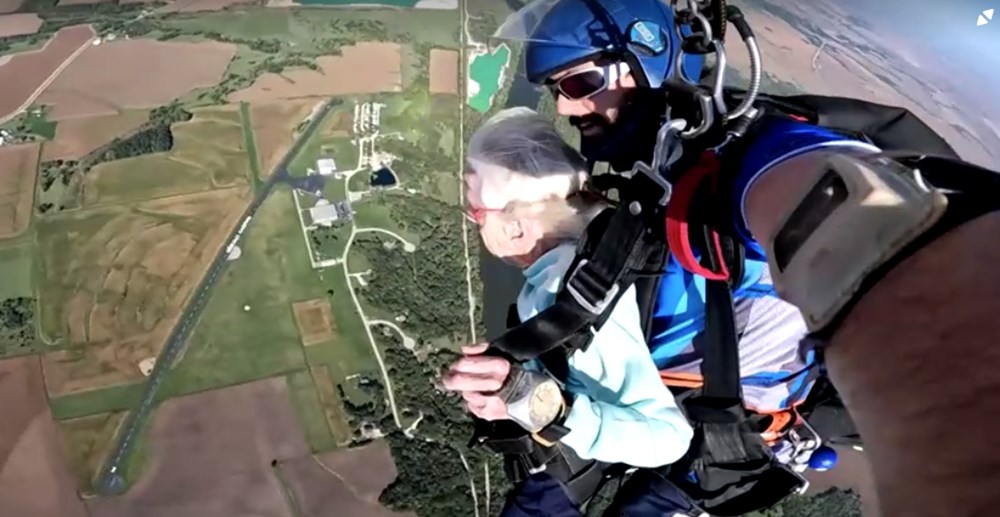 104 yaşındaki kadın skydive (hava dalışı) yapan en yaşlı kişi oldu - 9