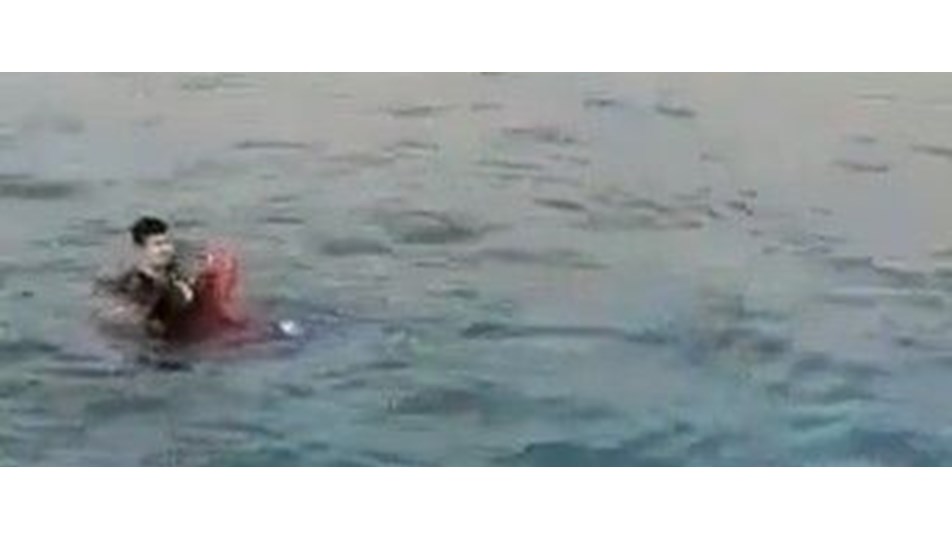 Denize düşen genç kızı polis kurtardı NTV