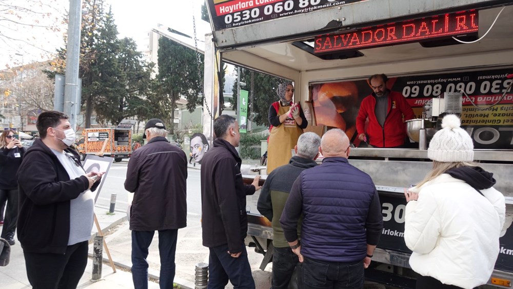 Kadıköy'de Salvador Dali'nin ölüm yıl dönümünde lokma dağıtıldı - 3