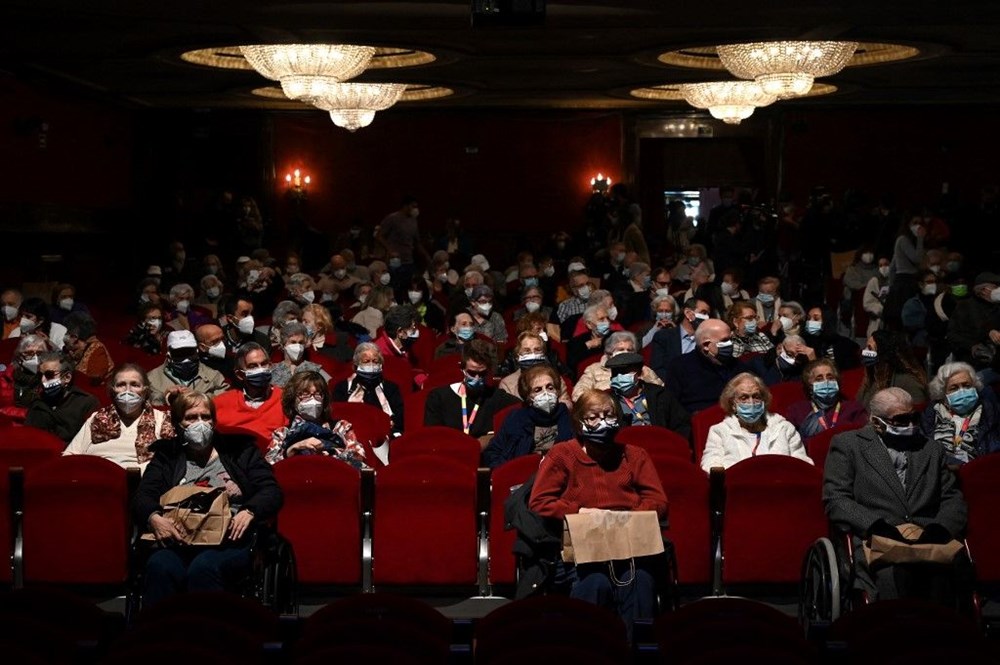 Madrid'de corona virüs aşısı olan yaşlılar için tiyatroda özel gösterim - 6
