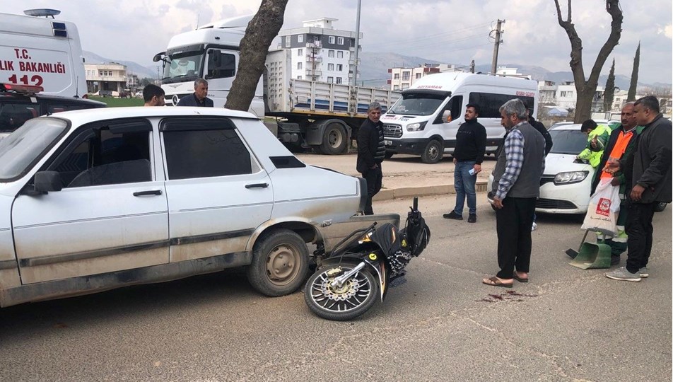 Motosiklet ile otomobil çarpıştı: 1 kişi yaralandı