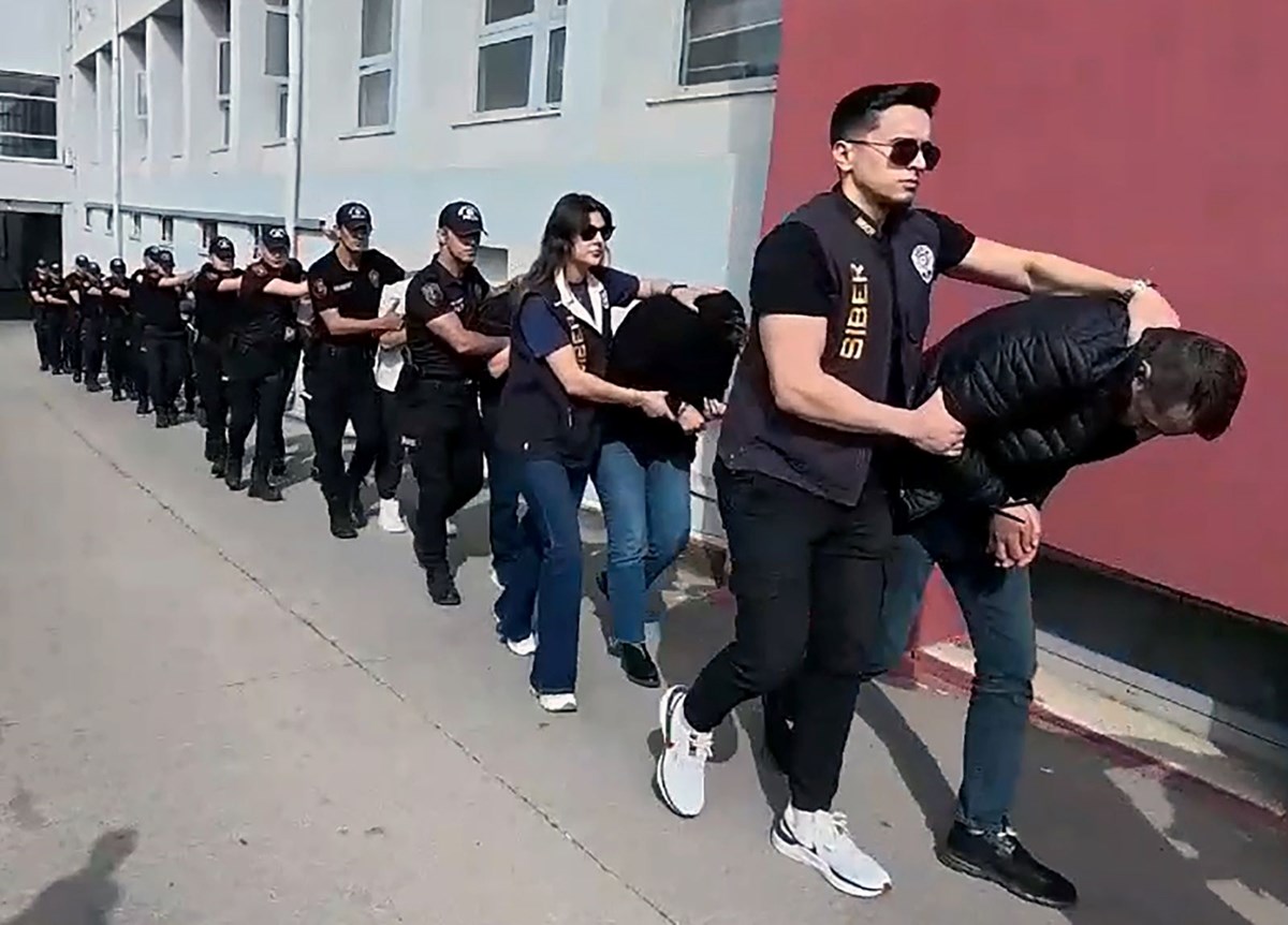 Yasa dışı bahis çetesi çökertildi