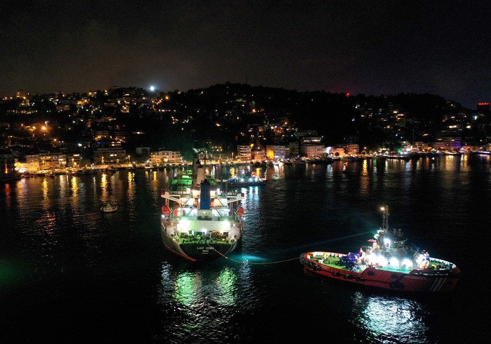 Karaya oturan tahıl gemisi kurtarıldı: İstanbul Boğazı gemi trafiğine açıldı - 1