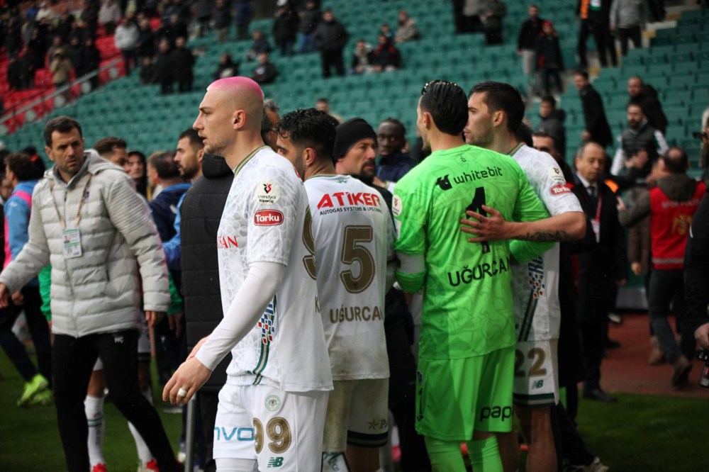 Konyaspor-Trabzonspor maçının uzatma dakikalarında futbolcular birbirine girdi - 4