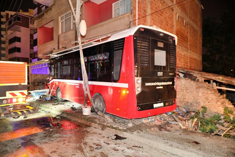 Samsun'da halk otobüsü markete girdi: 8 yaralı - 2