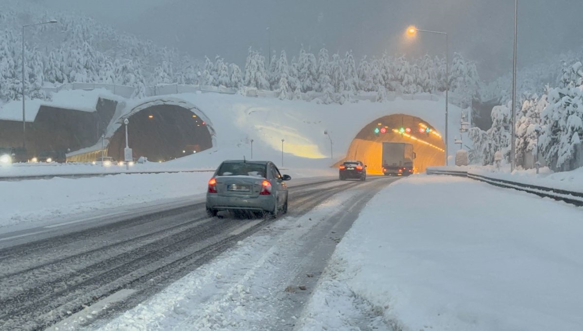 Yoğun kar ve buzlanma etkisi: Bolu'da trafik kazaları yolu tıkadı