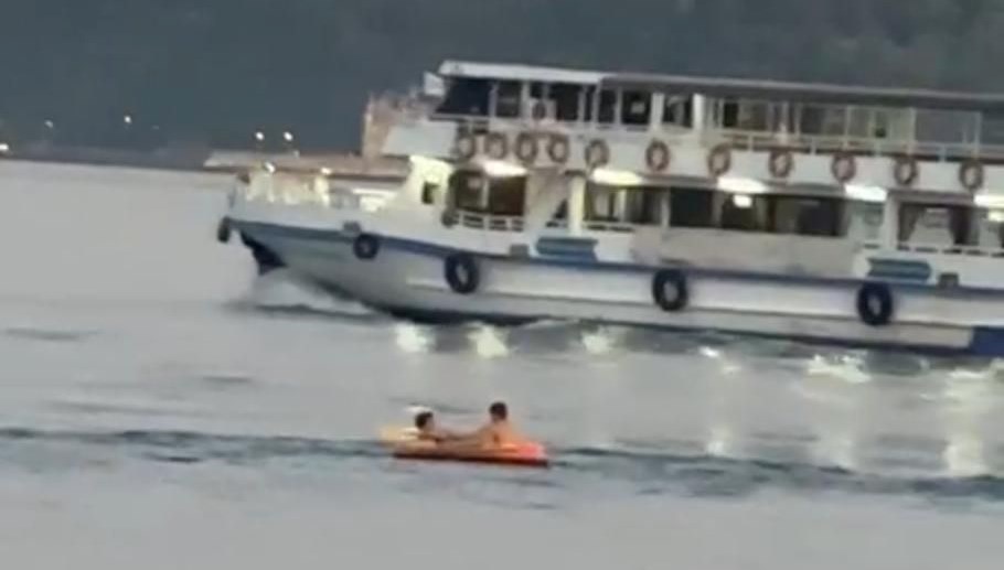 Sarıyer sahilinde denize botla açıldılar