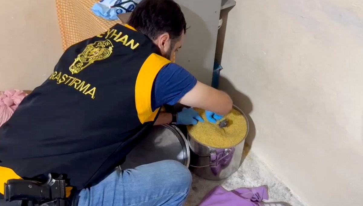 Bulgur dolu tencereden tabanca çıktı Bulgur dolu tencereden tabanca çıktı