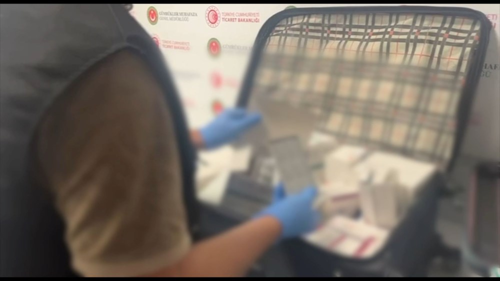 İstanbul Havalimanı’nda 27 milyon liralık operasyon | Valizi yanındakine verince yakalandı - 5