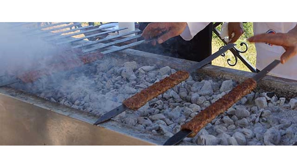 Kebap şişi kalbine saplandı