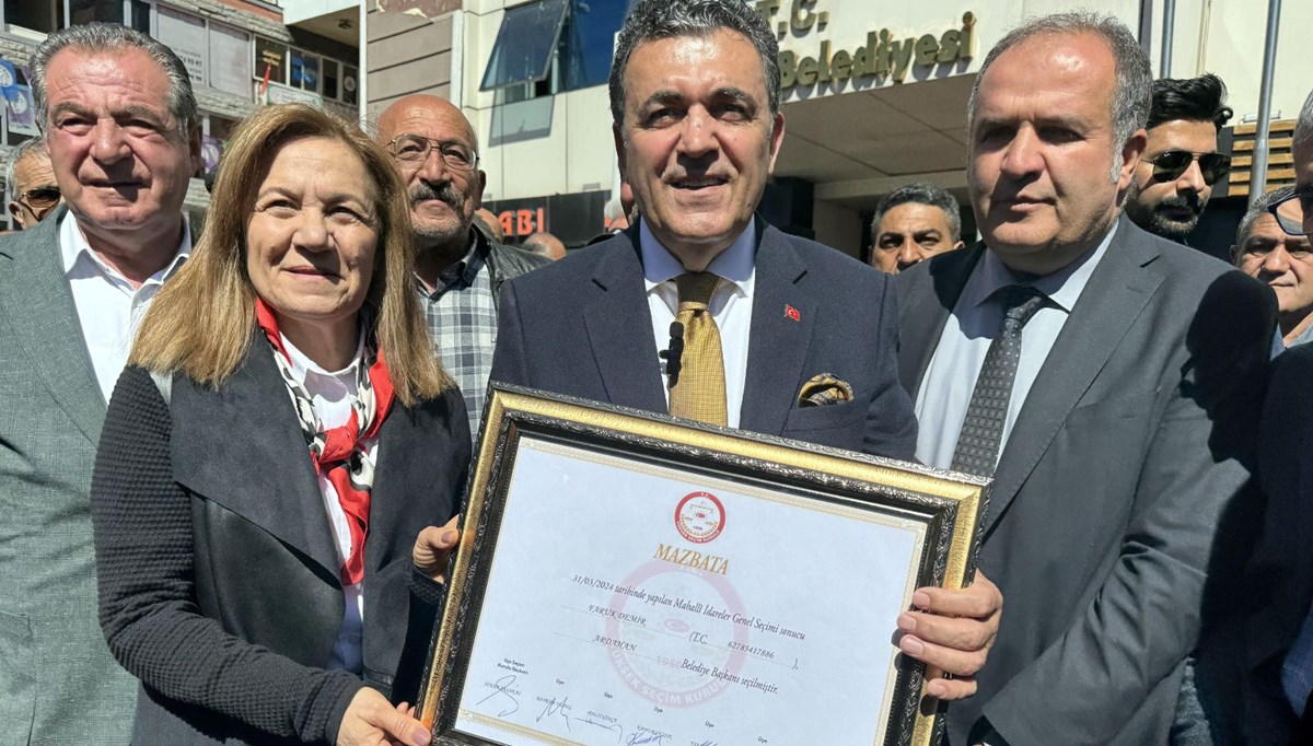 Ardahan Belediye Başkanı Faruk Demir mazbatasını aldı