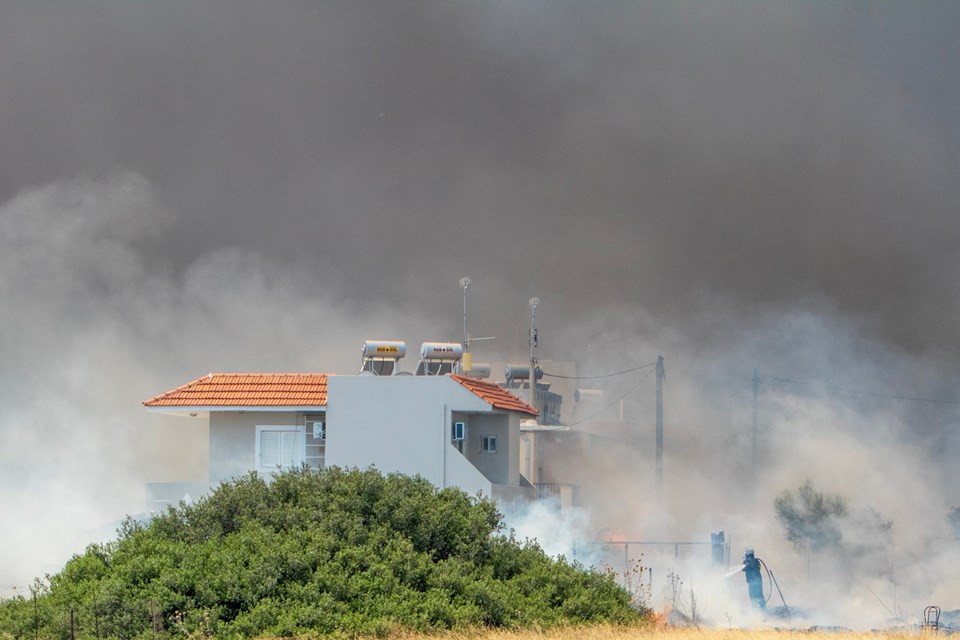 Yunanistan'da yangına müdahale eden bir uçak düştü: En az 2 ölü - 1